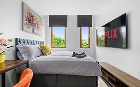 Central Piccadilly Luxury Three Bedroom Apartment